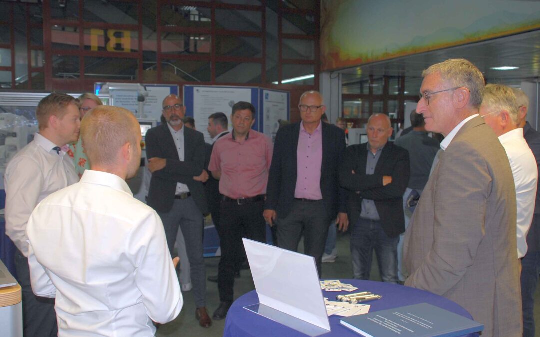 Techniker präsentieren ihre Arbeiten in Kooperation mit Betrieben