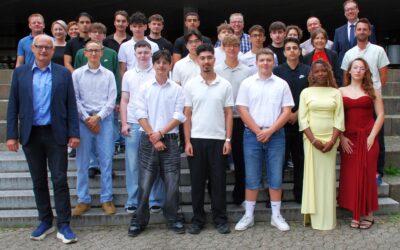 20 glückliche Absolventinnen und Absolventen der mittleren Reife